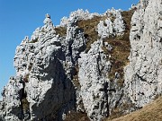 40 Nelle rocce...una croce, una sagoma d'uomo...